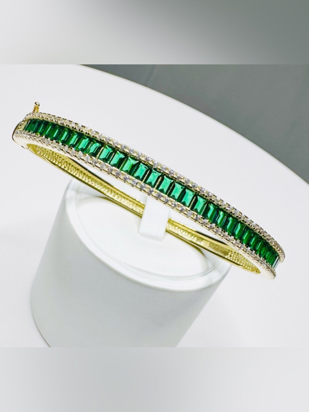 Green Emerald Bangle Bracelet - 18K Gold - Picture 3 of 8